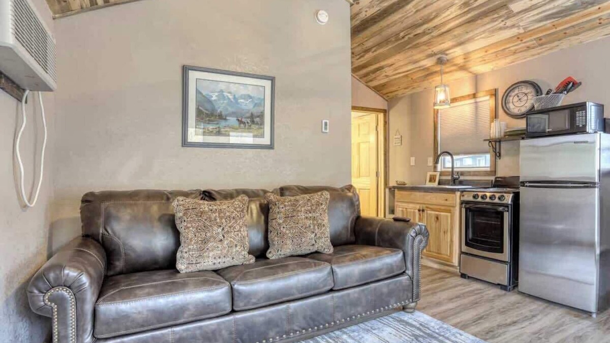 Keystone Cabin | Granite Peak Getaway in the woods. Close to Mt. Rushmore.