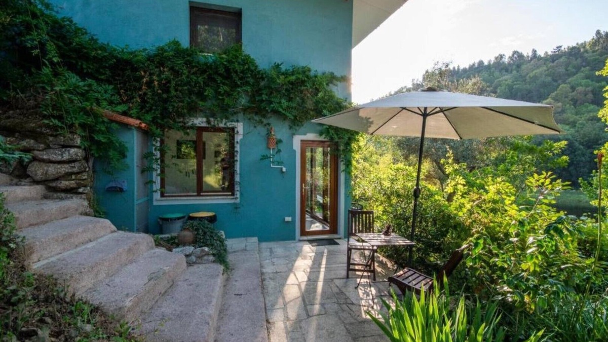 Currelos Apartment | Granite-wall Luxury Cave on the Mondego River