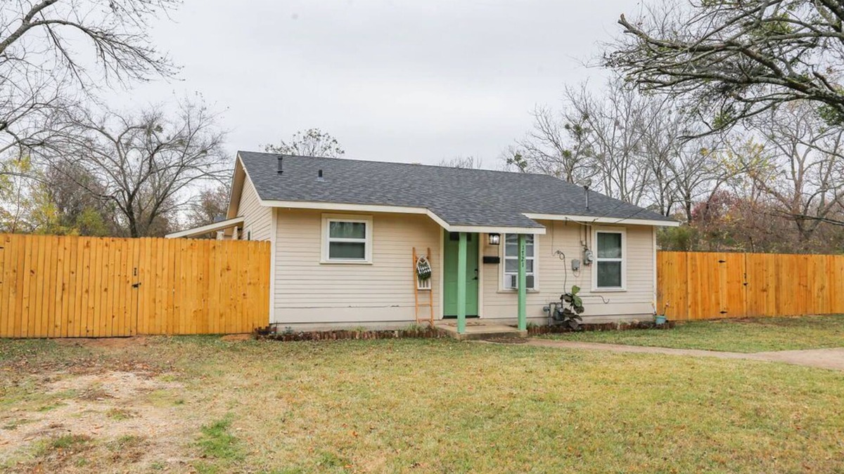 Paris House | Granny’s House-A Groovy Getaway with Poker Shed! Walk to Walker Disc Golf Park!