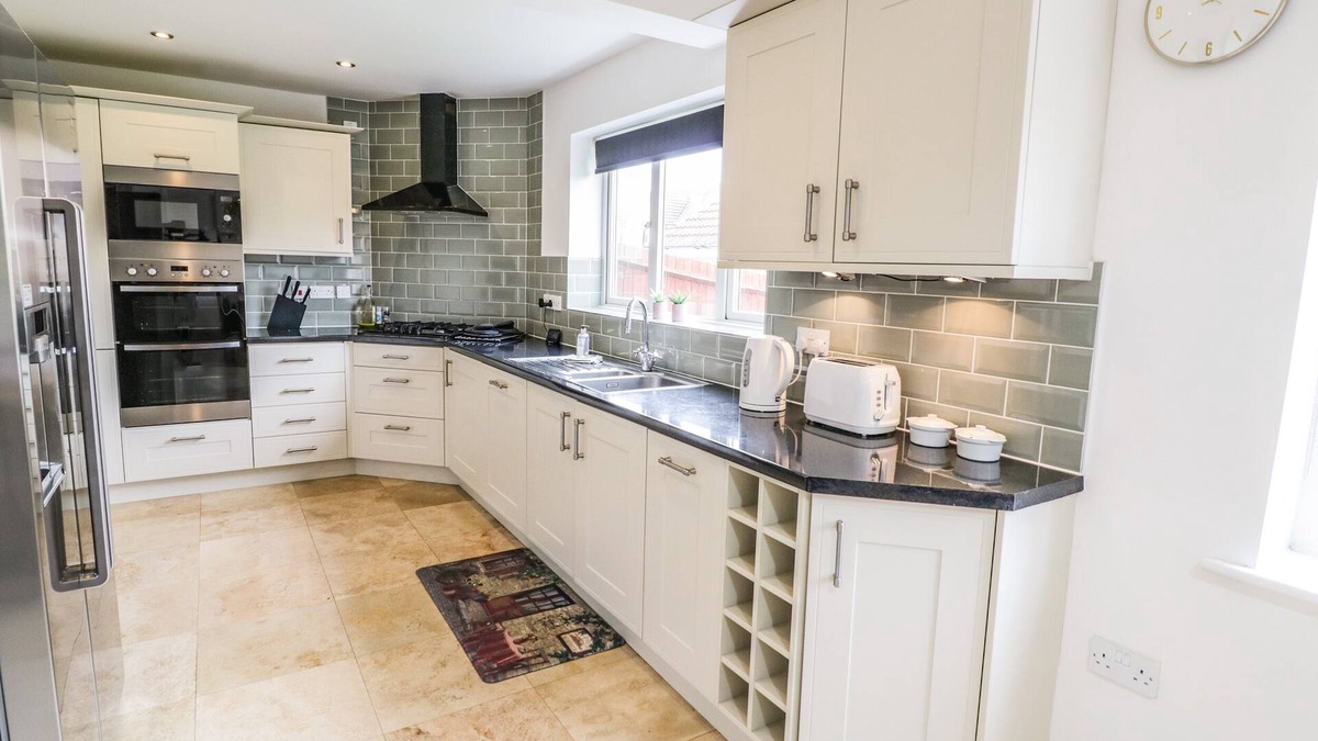 Oldland Common House | GRAPEVINE HOUSE, family friendly, with a garden in Balsall Common