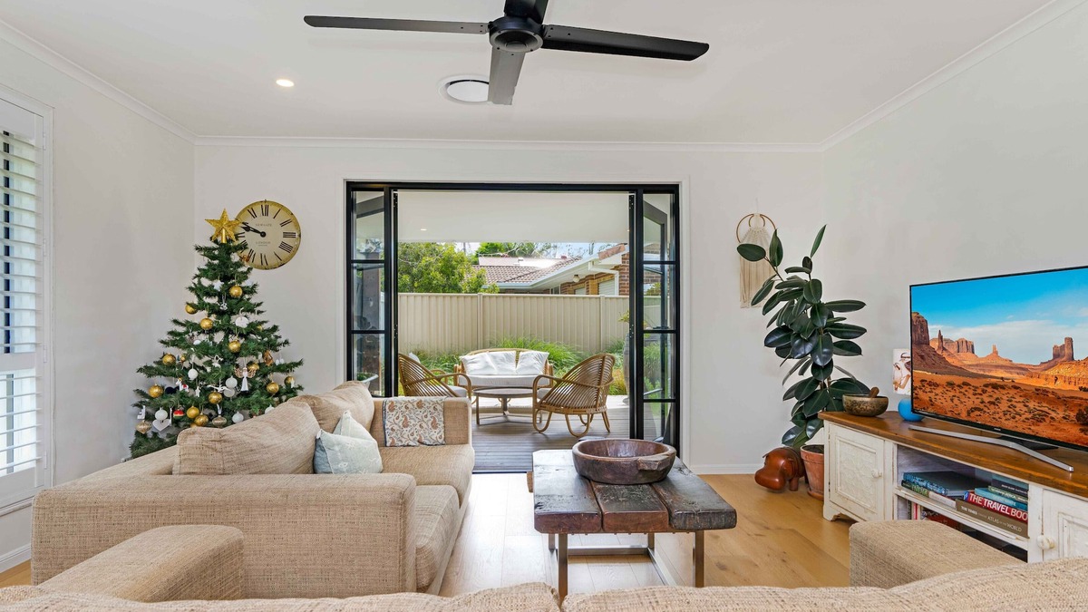 Ocean Shores House | Grasmere - NEW luxury Byron home-walk to beach & river.