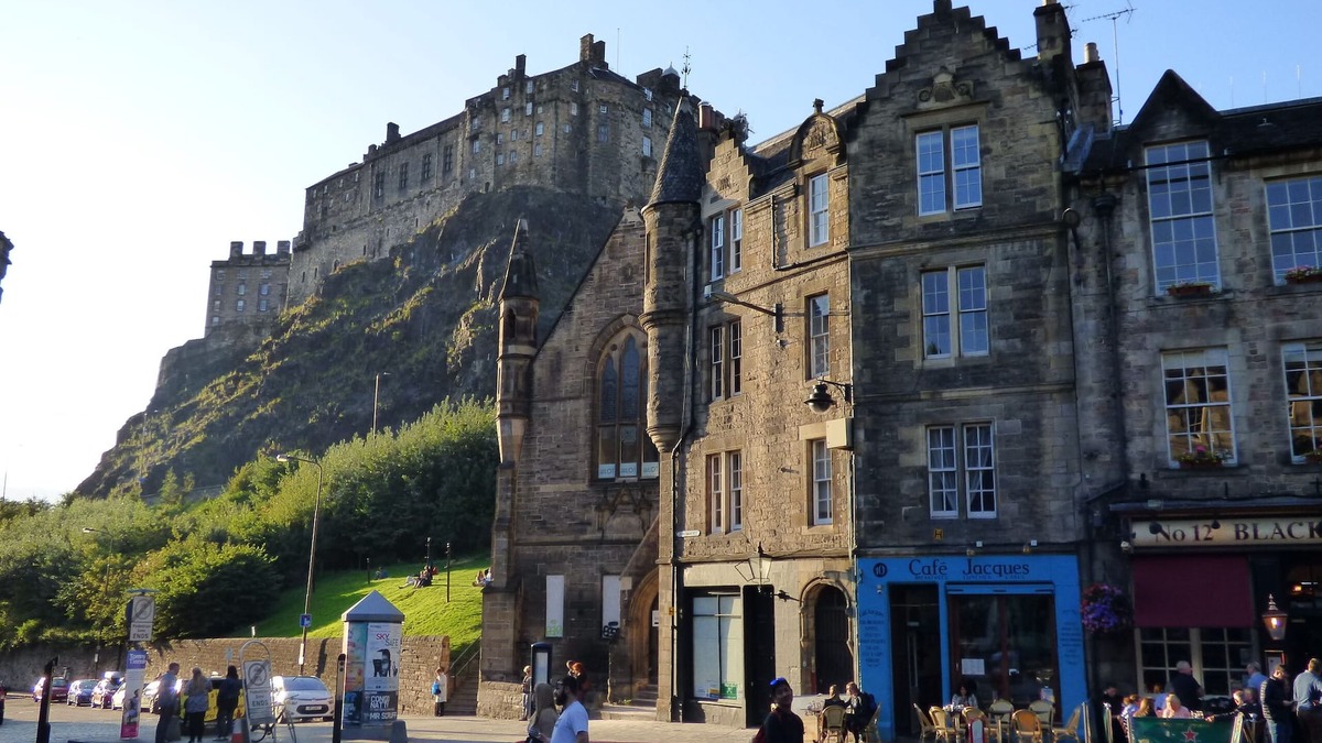 Old Town Apartment | Grassmarket apartment with views to Edinburgh Castle - two bedrooms
