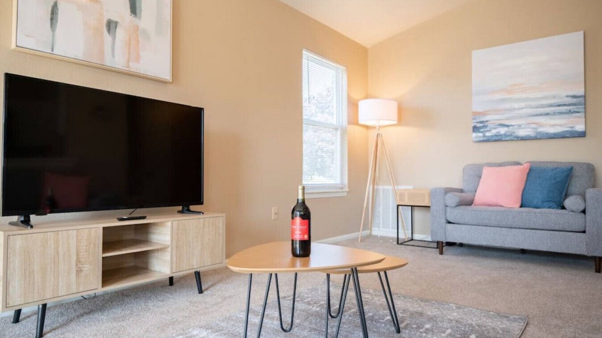 Pekin House | GRAUHAUS - Tasteful 3BD w/KING bed in Pekin