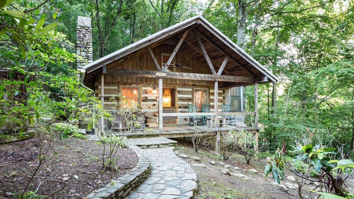 Canton Cabin | Graves Cabin Luxury Cabin Near Waynesville & Asheville Please Read Description!