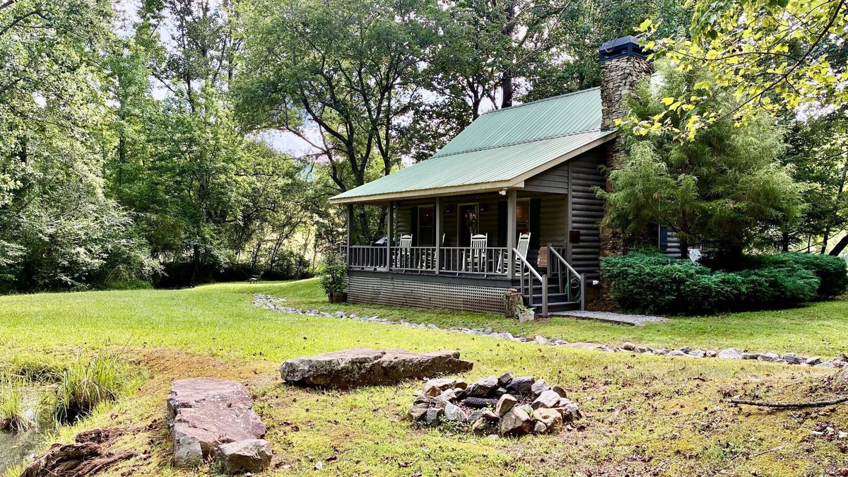 Dahlonega Cabin | Gray's Dahlonega Cabin on the PondnConvenient to Wineries & Wedding Venues