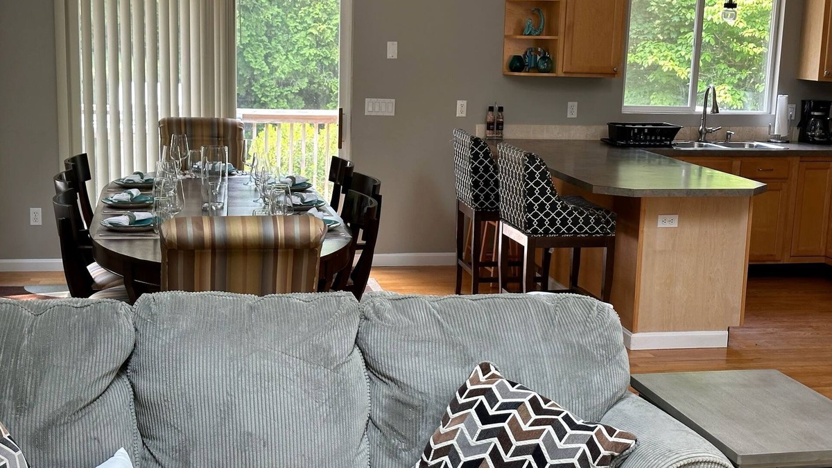 West Kingston House | Great 5 bedroom 3 bath home next to URI, Narragansett and Newport, sleeps 1-10