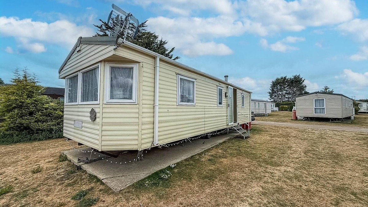 Hopton House | Great caravan at Breydon Water Holiday Park, ref 10086B