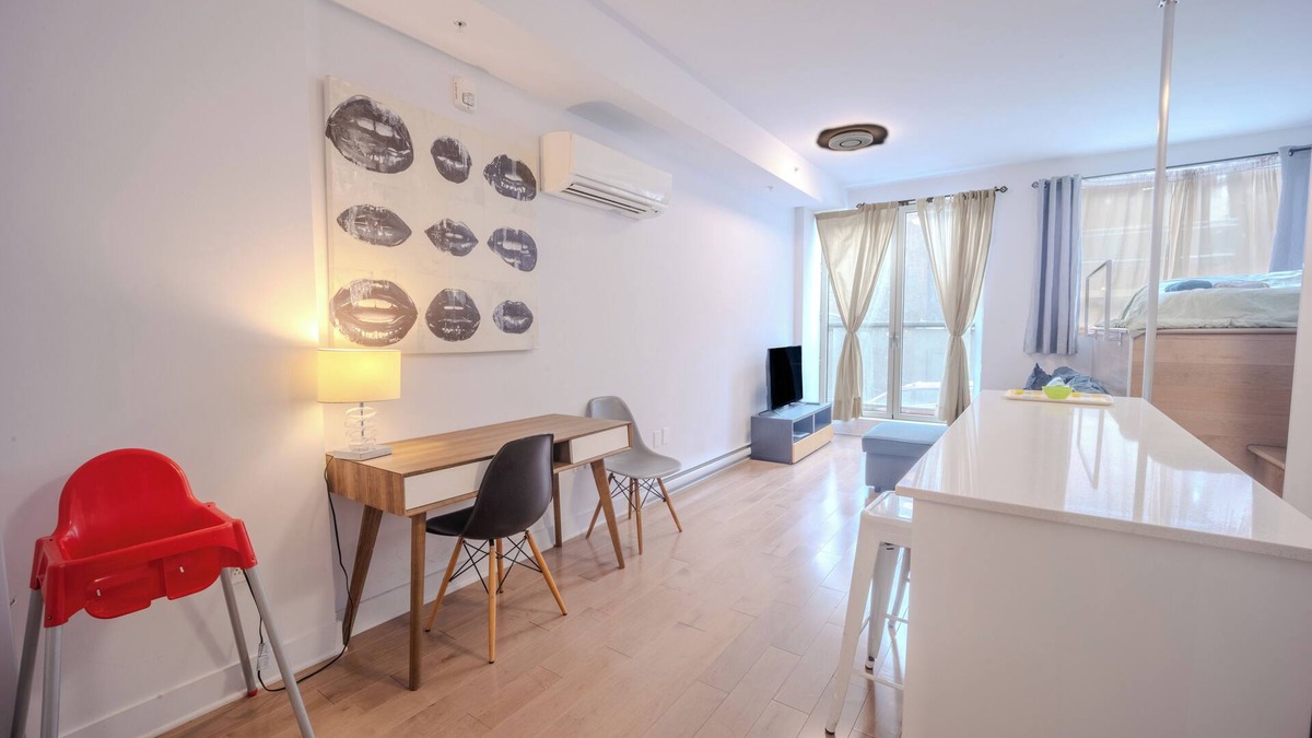 Quartier des Spectacles Apartment | Great condo for 4 guests with parking