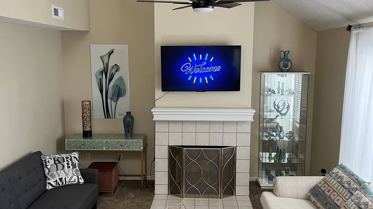 Lawrence House | Great Contemporary 4 Bedroom House with a Fenced Yard. Your Home Away From Home