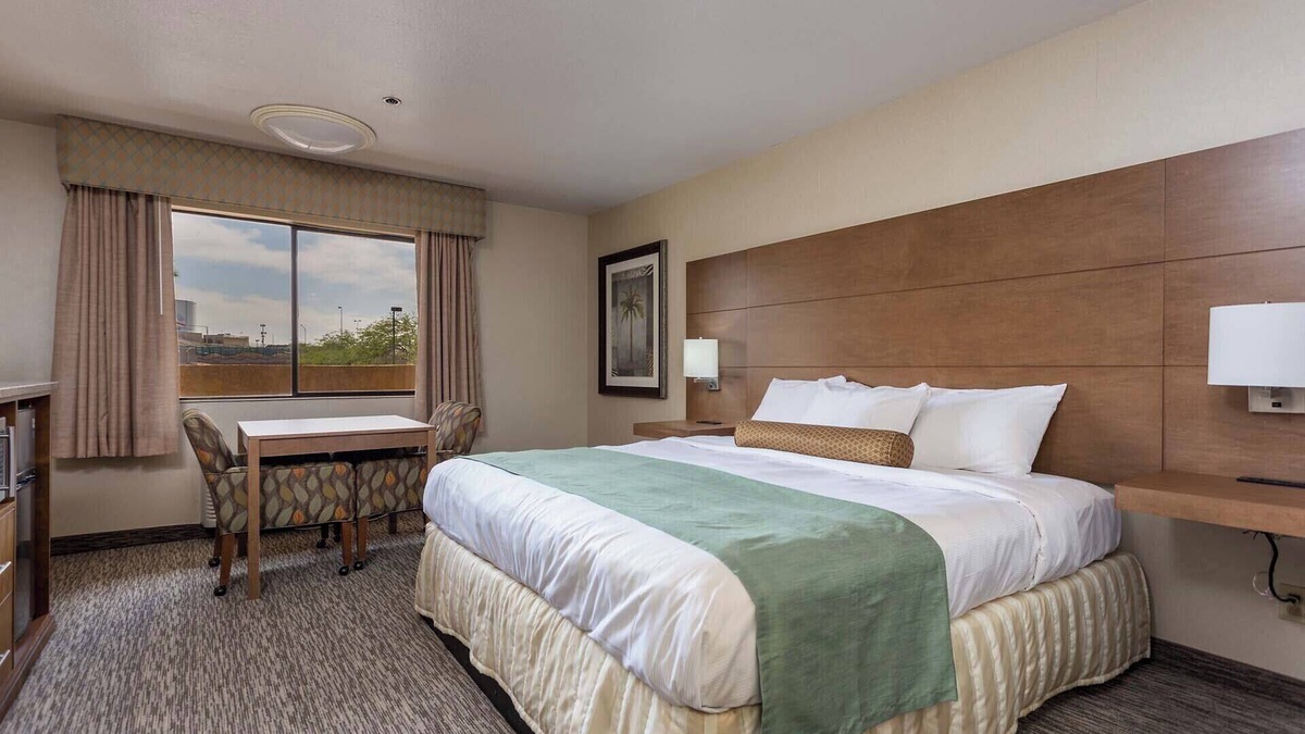 Yuma Hotel | GREAT DESERT STAY! COMFY AND MODERN UNIT, POOL, PARKING AND POOL