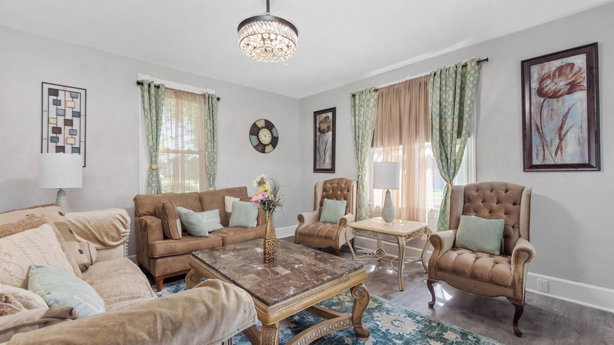 Belleville House | Great Escape 4 bedroom house 2 King Bed in Belleville with WiFi fitness room