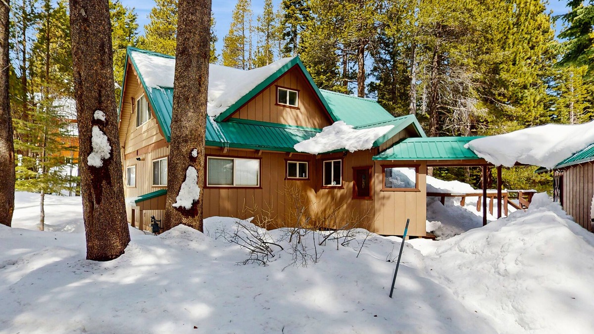 Truckee House | Great family home near Tahoe Donner with a shared pool, tennis court & hot tubs
