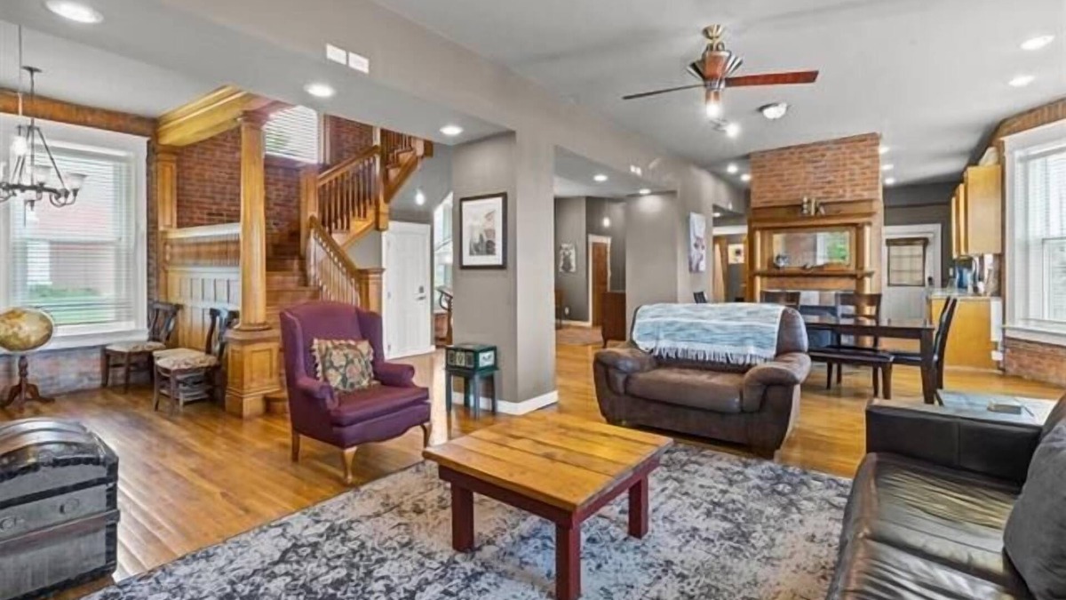 Northeast Kansas City House | Great for Large Groups w/4BR+Jacuzzi Tub+Near DT