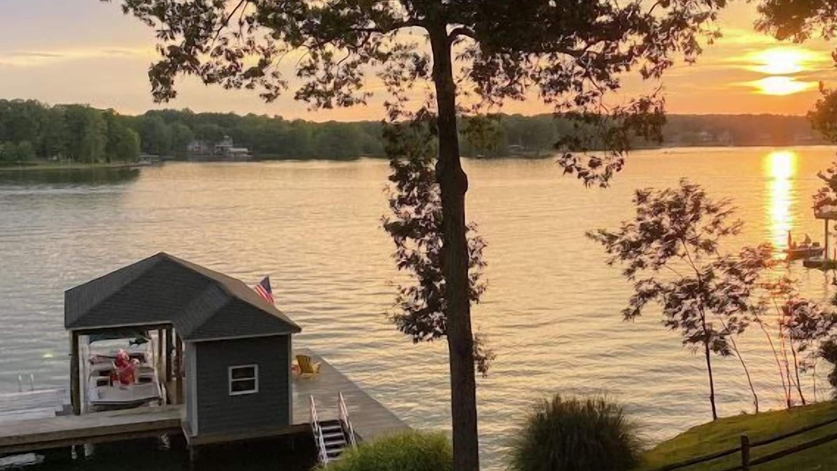 High Point House | Great Getaway! DOG FRIENDLY + HOT TUB! Come Visit 'Piccolo Nido A Lago'!