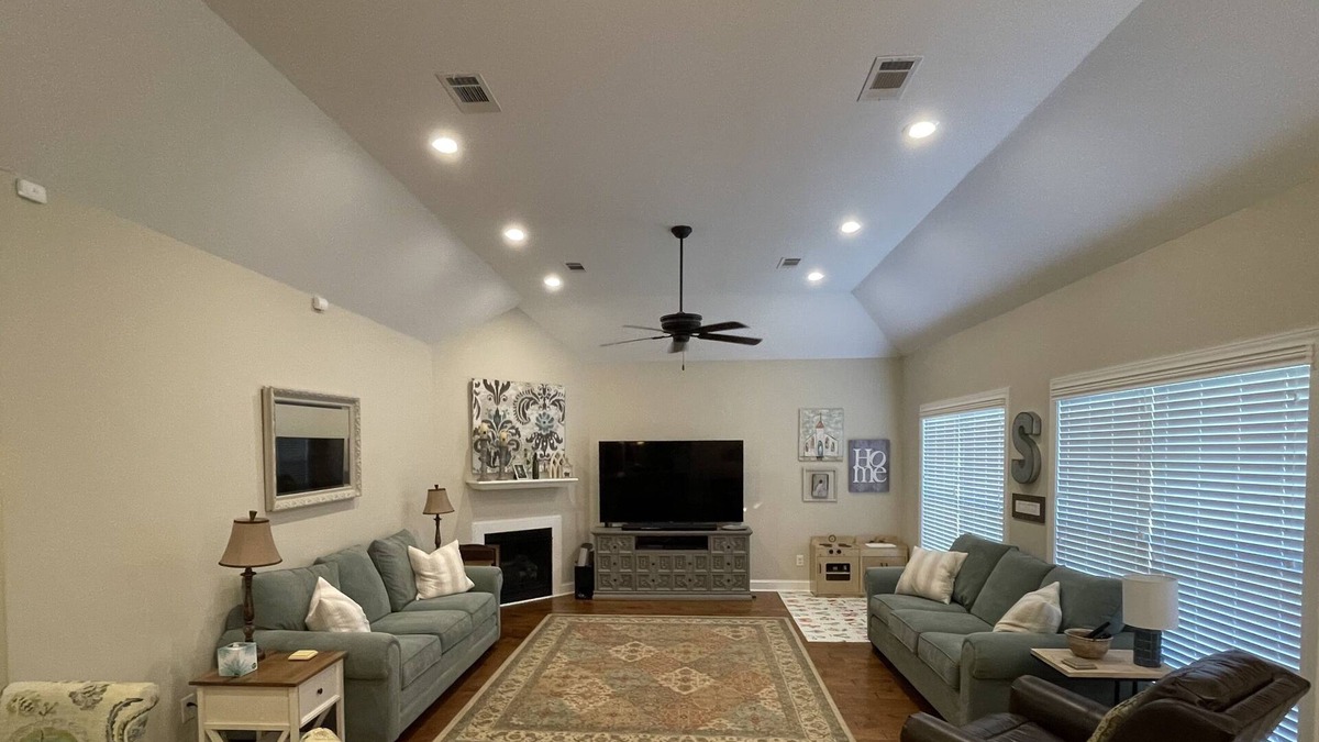 Oxford House | GREAT HOME FOR FOOTBALL GAMES AND GRADUATION! 5 MILES FROM SQUARE AND CAMPUS!