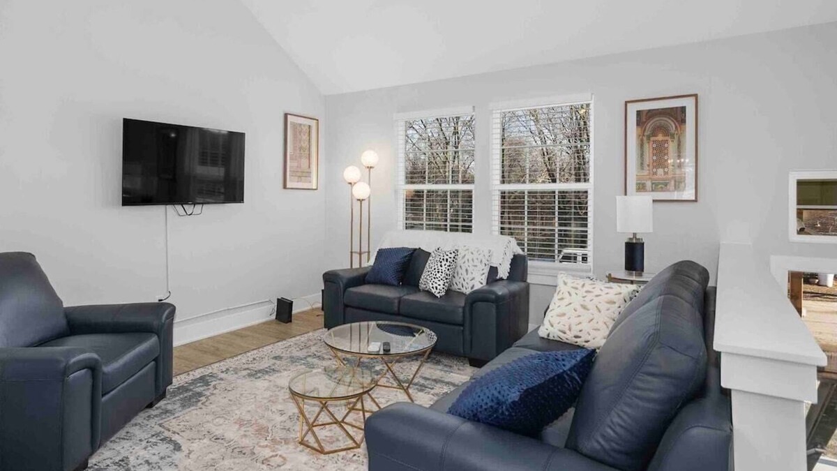 Claycomo House | Great home with King Beds/Wifi/Safe