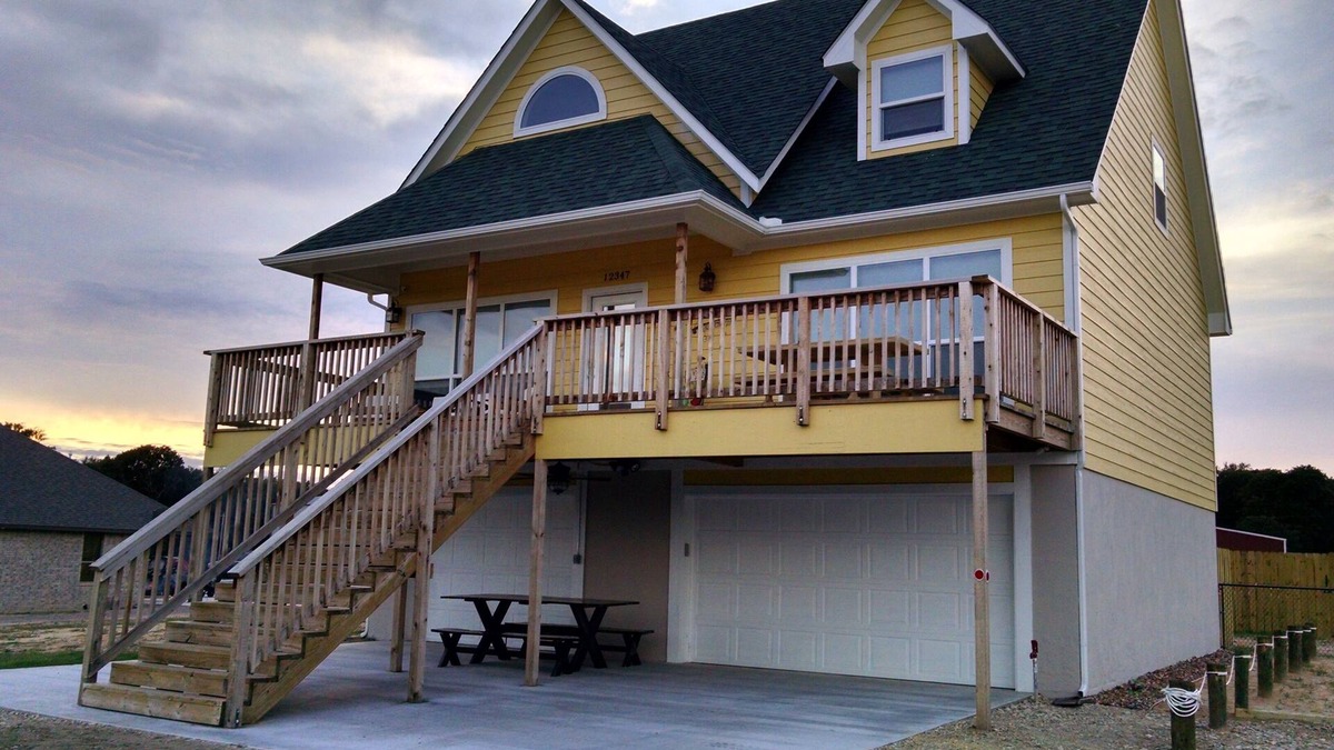 Kingston House | Great Lake View close to the Lake-Sleeps 12 with WiFi & Dish