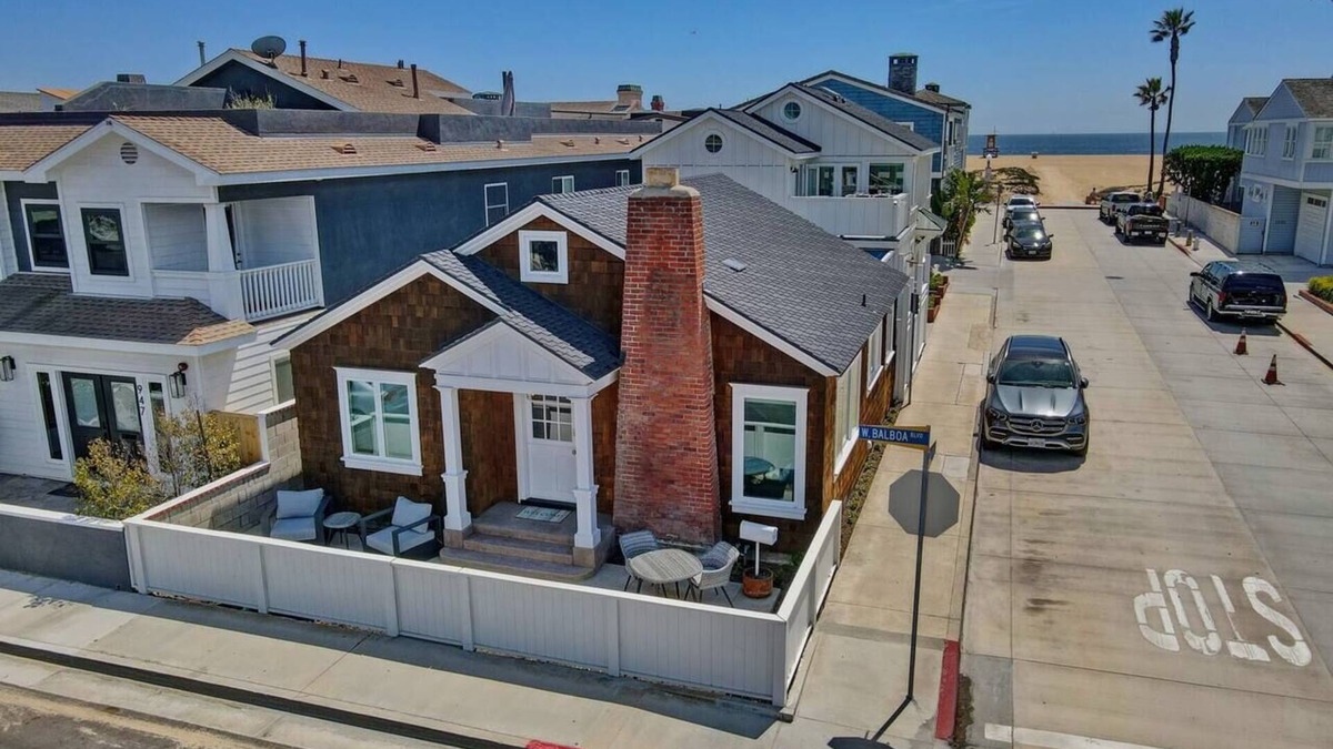 Newport Beach House | Great location upscale beach house3Bd/3.5BJacuzzi