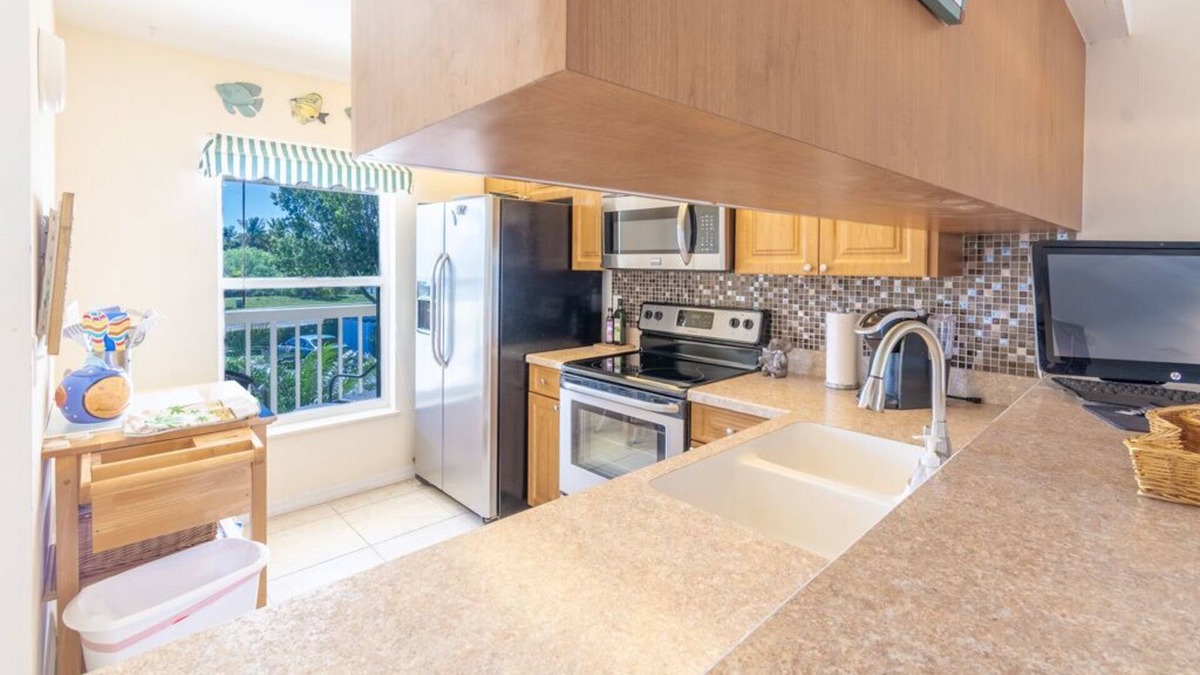 Hammock Bay Condo | Great location 5 minutes to Marco Island and many Golf Courses! Cozy 2 bedrooms