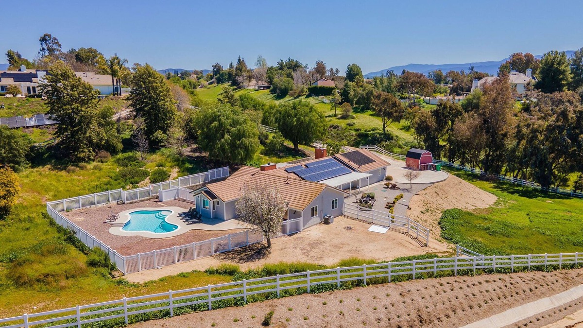 Temecula House | GREAT LOCATION! CLOSE TO PELTZER, LORIMAR, FAULKNER, LONG SHADOW WINERIES!