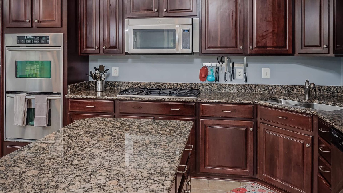 Lorton House | Great Location End unite luxury 3 level townhouse. 2 car Garage,