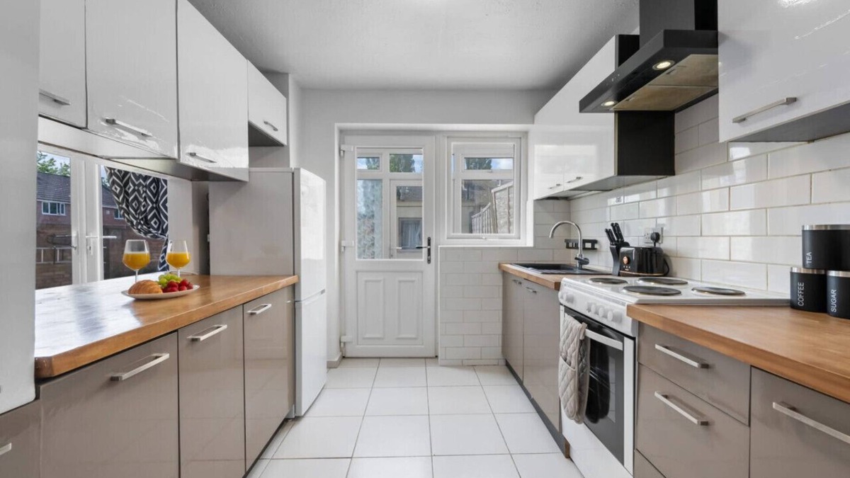 Binley House | Great Location for Contractors