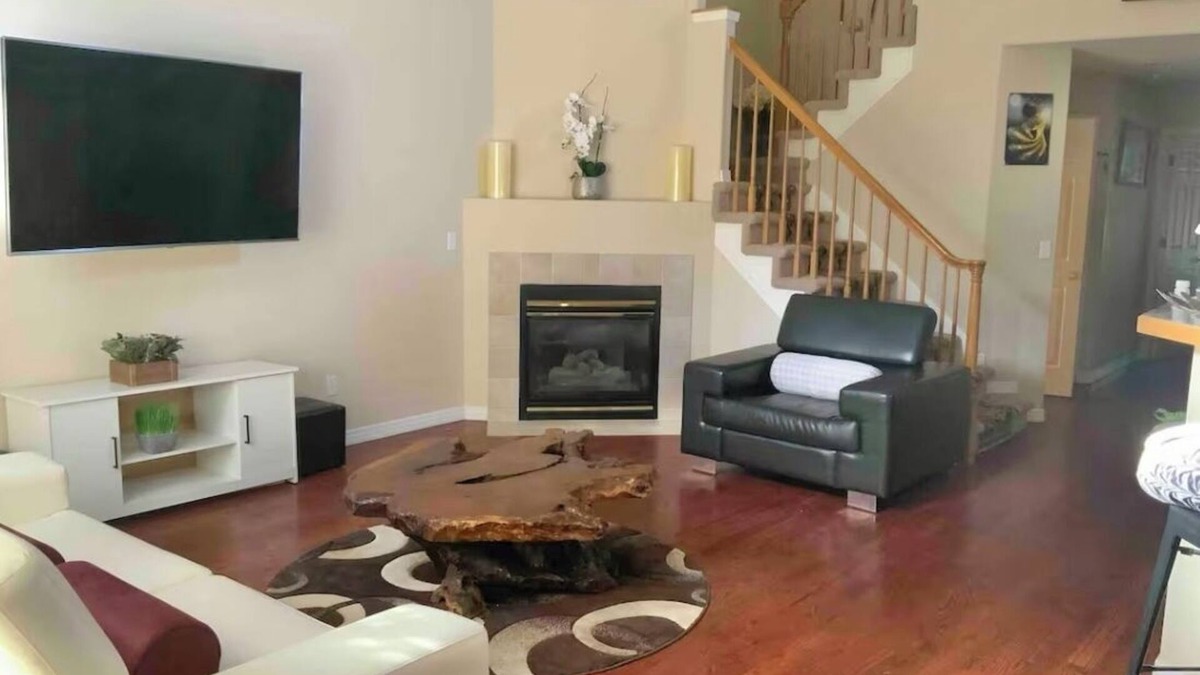 Aurora House | Great location for your Aurora visit