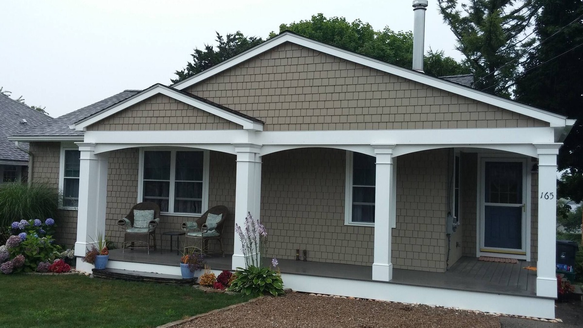 Bonnet Shores Cottage | Great Narragansett Location! Classic Beach Cottage. Short Walk to Kelly Beach.