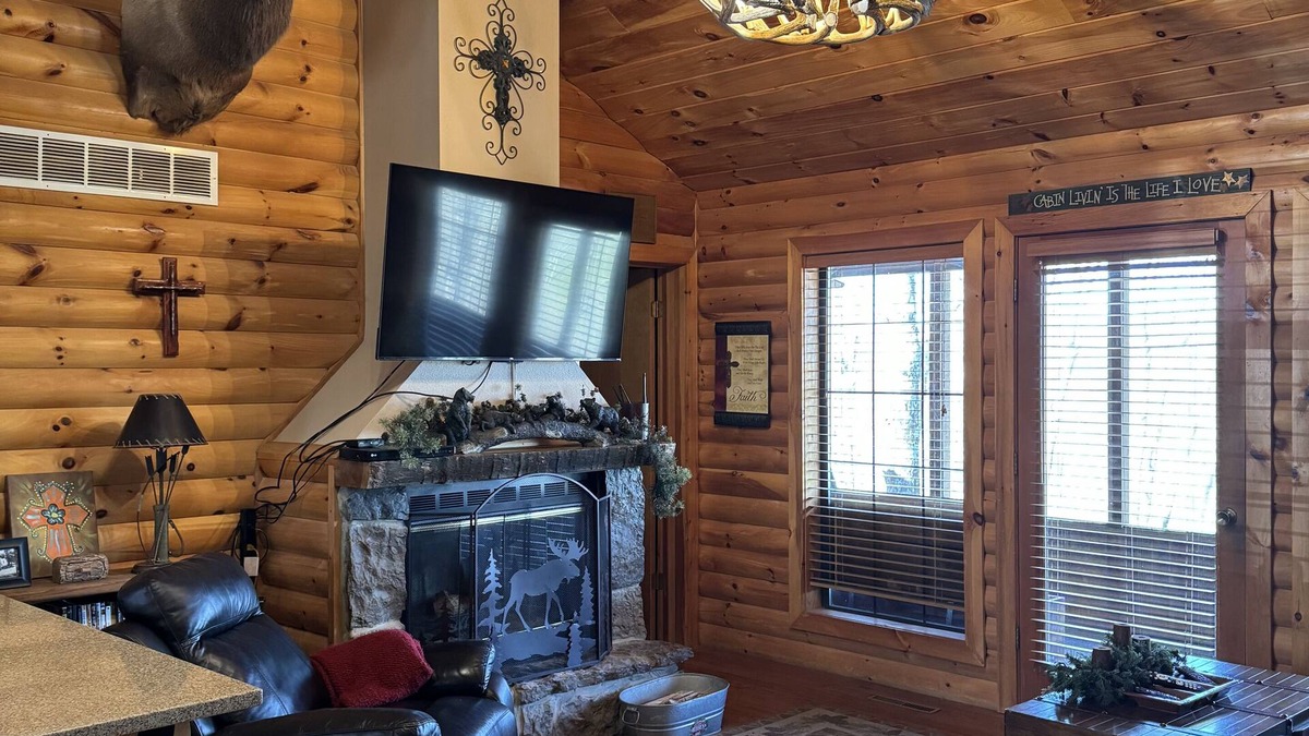 Notch Estates Cabin | Great Outdoors Cabin - Screened Porch. 10 Min to Branson-10 Min to SDC