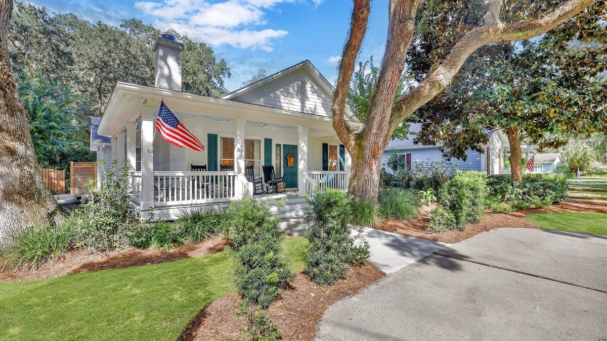 Saint Simons Heights House | Great Quiet Neighborhood Location | Bike to Beach and Close to Shopping & Restaurants | Community Pool Access
