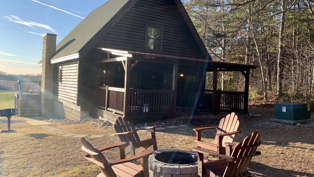 Spencer Cabin | Great rates for a 2B/2B cabin by Fall Creek Falls! Book your summer vacay now!n