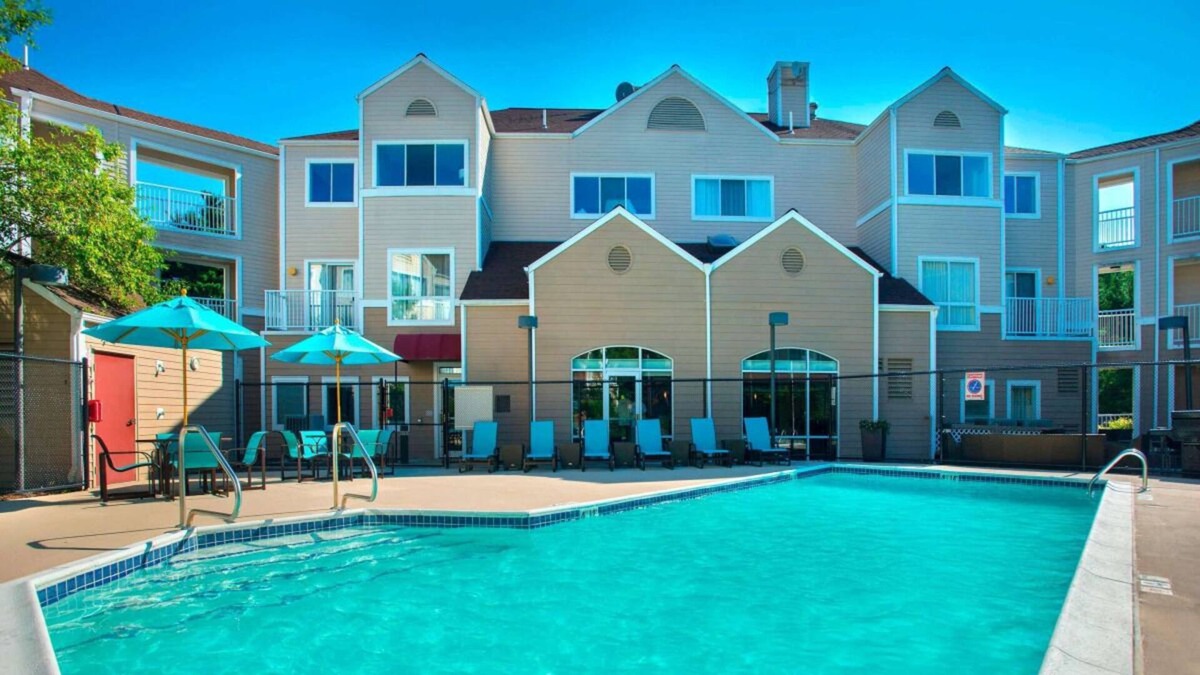 Westborough House | Great Relaxing Overnight Stay! Free Parking, Pets Allowed, Onsite Swimming Pool