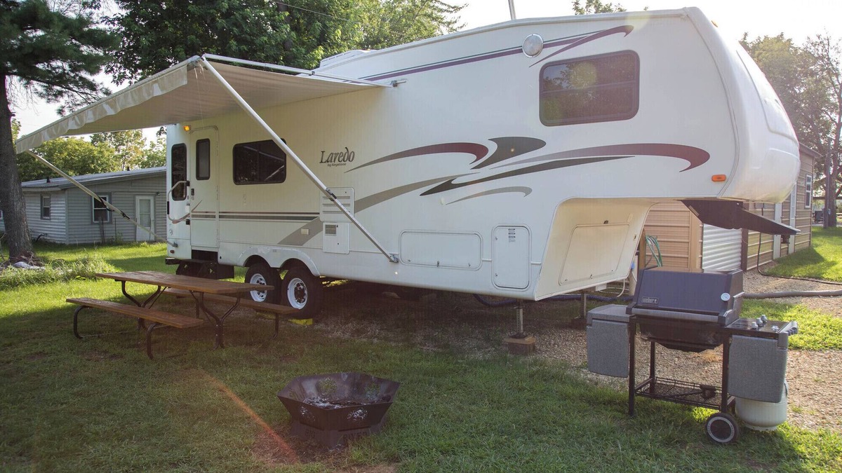 Buffalo City House | Great RIver Road 5th Wheel RV with campsite and full hookup on Mississippi backwaters