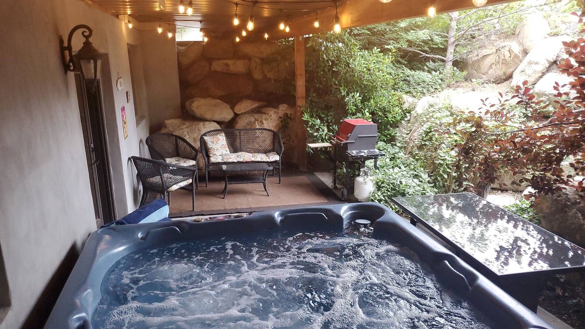 White City Apartment | Great Sandy apartment with hot tub and pool table!