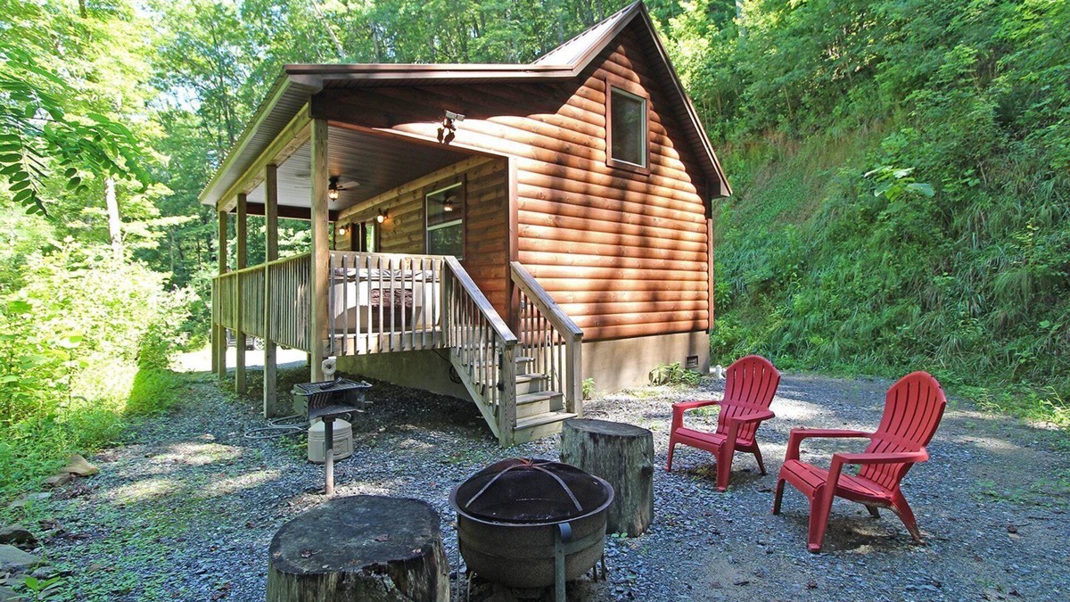 Bryson City Cabin | Great small cabin with hot tub