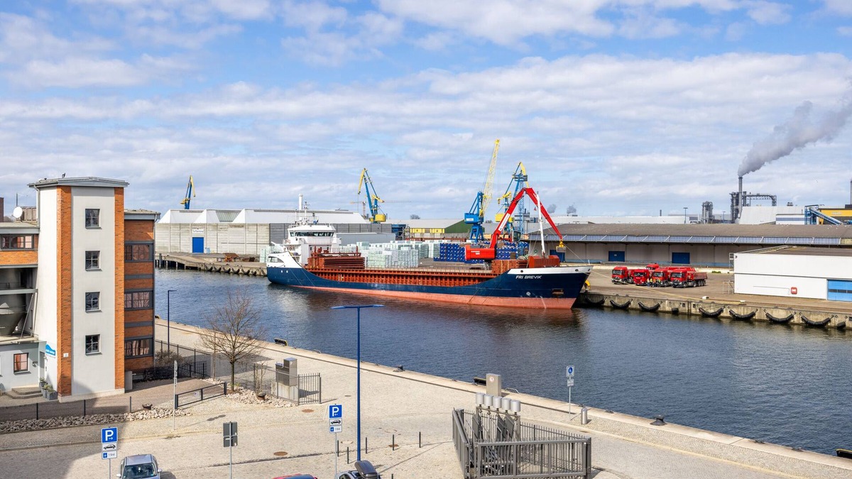 Wismar Apartment | Great south-facing harbor apartment with a direct view of Wismar's old harbor