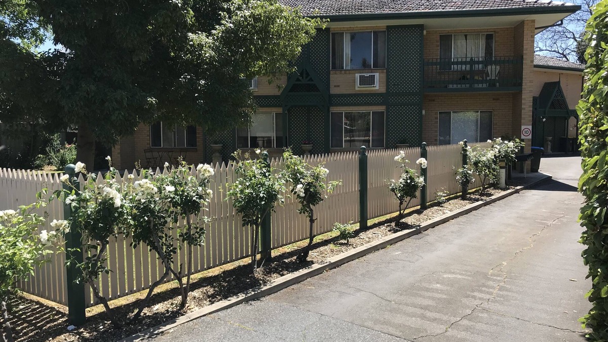 Gilberton Apartment | GREAT/SPACIOUS TWO BEDROOM GROUND FLOOR UNIT ONLY 5 MINUTES FROM THE CITY!