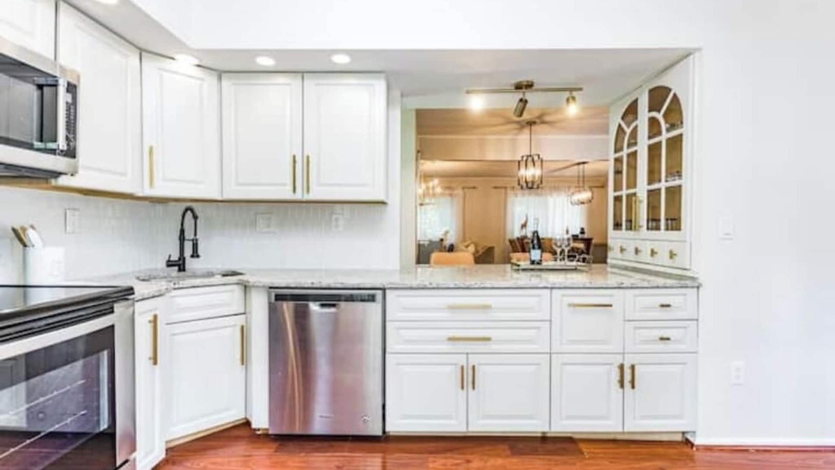 North Raleigh House | Great townhome near N. Hills with community pool