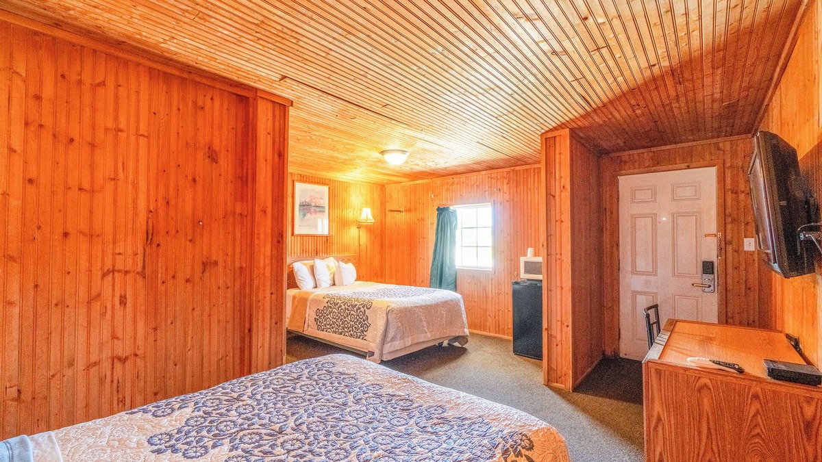 La Crosse Hotel | Green Acre Motel by OYO Near Rush County Airport