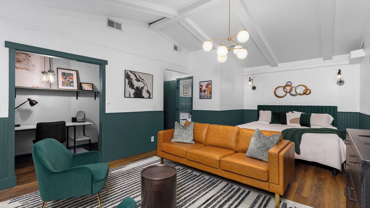 South Kansas City House | Green Cottage w/3 King Beds Peaceful Yet Minutes to Attractions & Arrowhead!