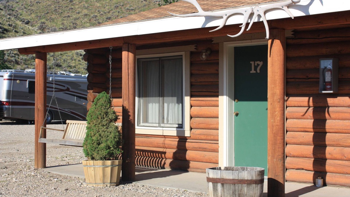 Wapiti Hotel | Green Creek Inn and RV Park