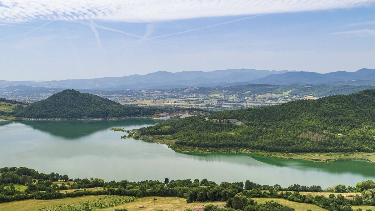Pieve Santo Stefano House | Green Deluxe Romantic Apartment, Organic Farmhouse with Lake View & Tuscan Charm