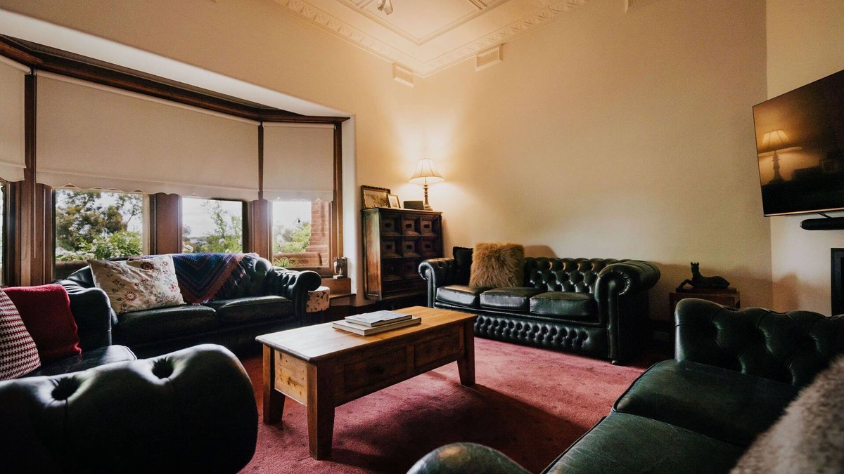 Castlemaine Apartment | Green Gables King Suite