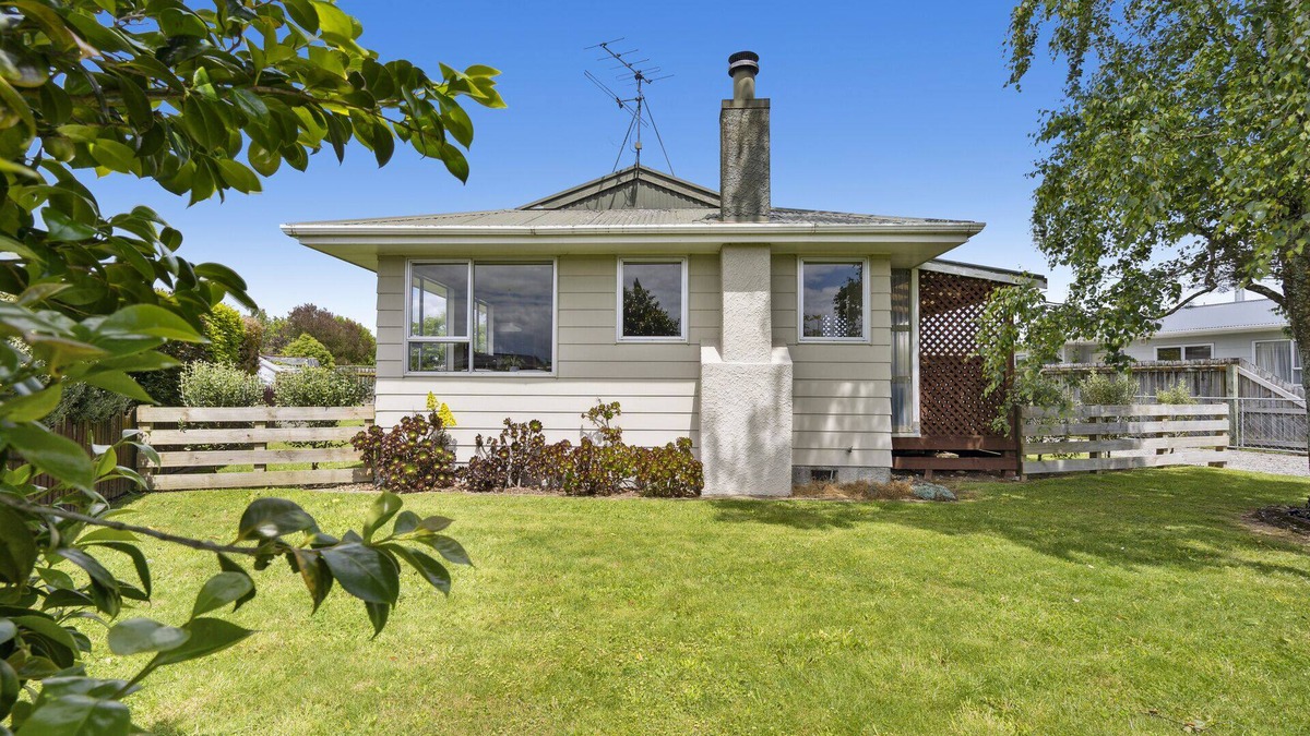 Carterton House | Green Grove - Carterton Holiday Home