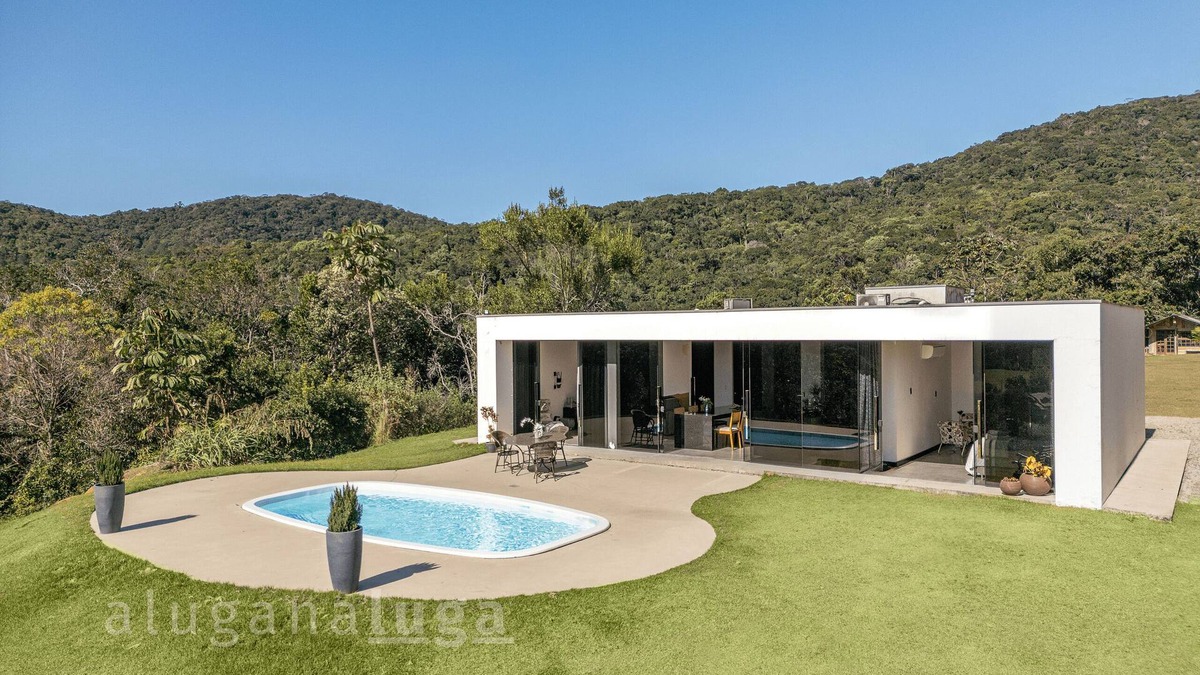 Camboriu House | Green Hill - Nature site with lake and swimming pool