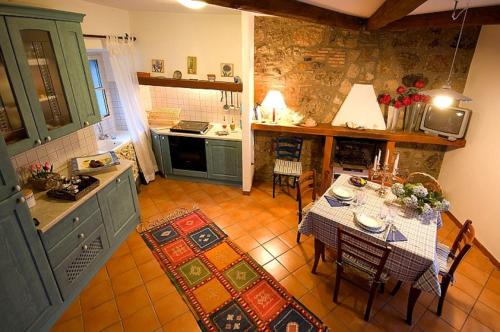 Castel Cellesi House | Green House - Blue House