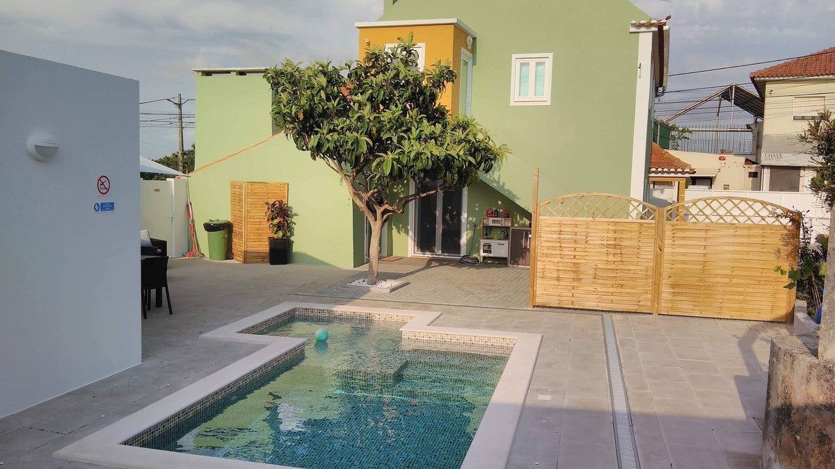 Nadadouro House | Green house with pool