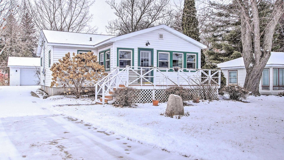 Markesan Cottage | Green Lake Vacation Home w/Screened Porch!
