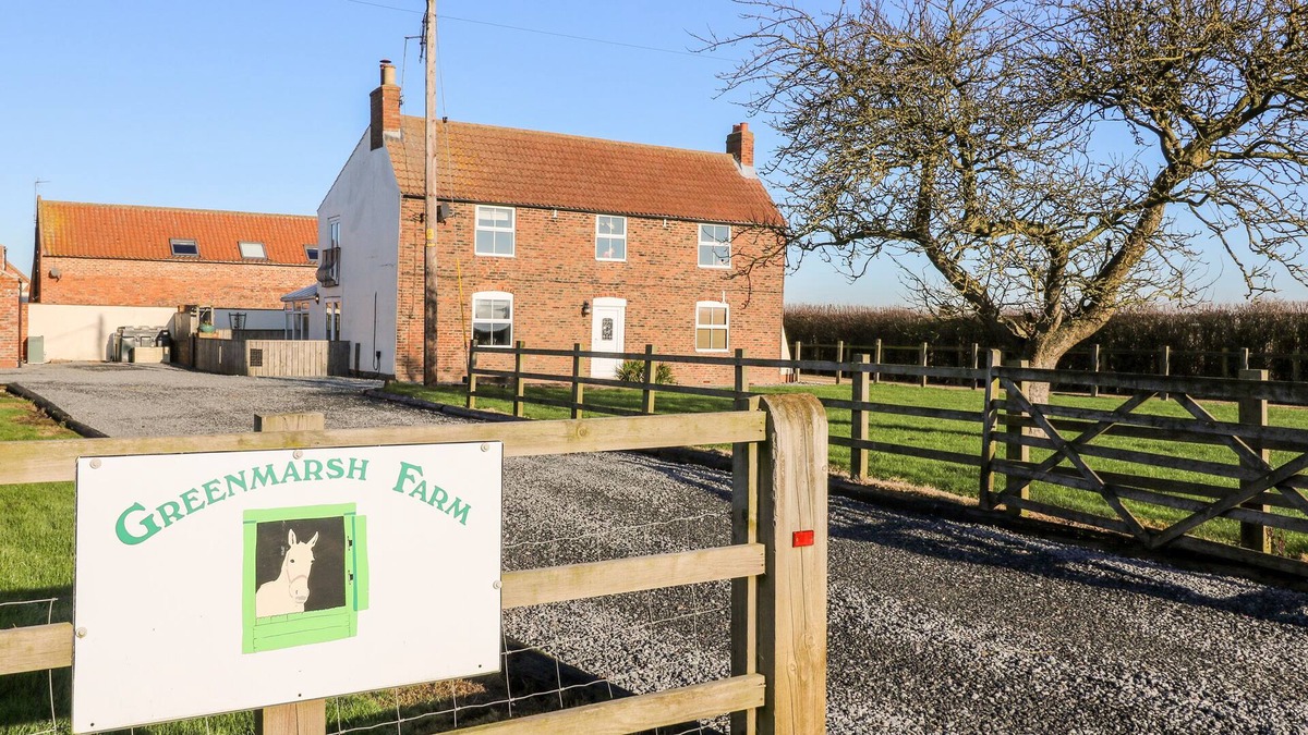 Winestead Cottage | GREEN MARSH FARM, pet friendly, with hot tub in Thorngumbald
