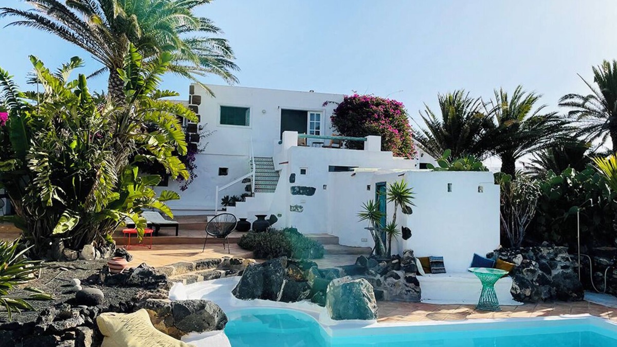 Teguise House | Green oasis with pool and view of the mountains of fire